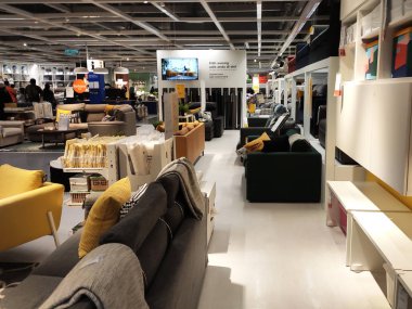 Kuala Lumpur, Malezya - 21 Temmuz 2019: Ikea Malezya sergi salonu. Ikea, 1943 yılında İsveç 'te kurulan dünyanın en büyük mobilya perakendecisi.