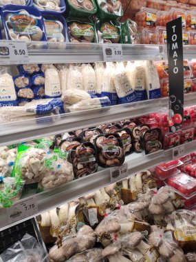Kuala Lumpur, Malezya -06 Haziran 2019: Çeşitli mantar türlerine odaklanmış iyi paketlenmiş ve satışa sunulmuştur. Soğutucunun içindeki marka ve tipe göre sıralanır.