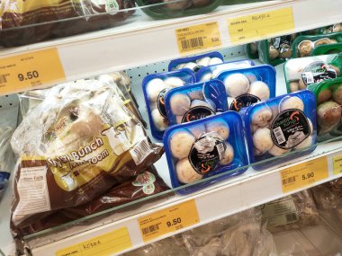 Kuala Lumpur, Malezya -06 Haziran 2019: Çeşitli mantar türlerine odaklanmış iyi paketlenmiş ve satışa sunulmuştur. Soğutucunun içindeki marka ve tipe göre sıralanır.