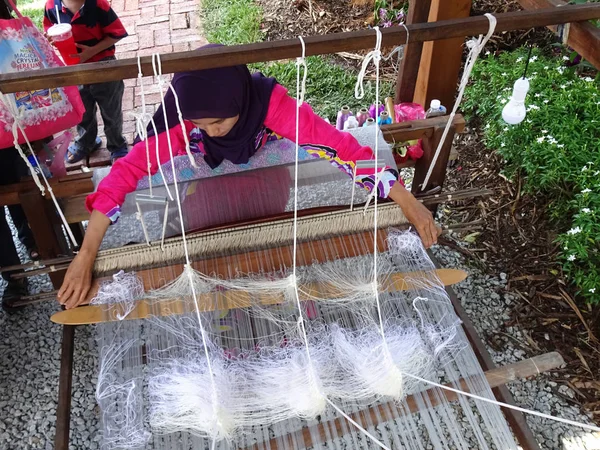 Kuala Lumpur Malaysia September 2017 Woman Using Traditional Weaving Machines — стоковое фото