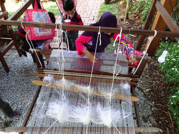 Kuala Lumpur Malaysia September 2017 Woman Using Traditional Weaving Machines — стоковое фото