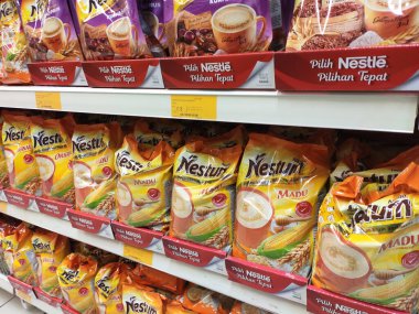 Kuala Lumpur, Malezya - 12 Ocak 2020: Nestum Nestum 'u Nestle ile karıştırın. Çeşitli tat ve lezzetlerle birlikte geliyor. Müşteri için süpermarket rafında görüntülendi.