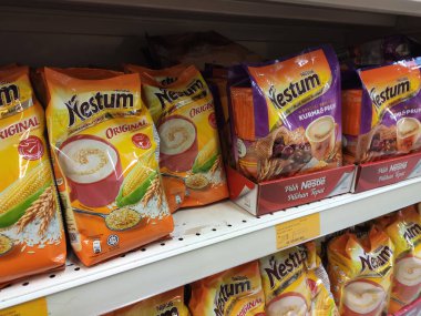 Kuala Lumpur, Malezya - 12 Ocak 2020: Nestum Nestum 'u Nestle ile karıştırın. Çeşitli tat ve lezzetlerle birlikte geliyor. Müşteri için süpermarket rafında görüntülendi.