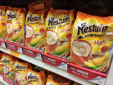 Kuala Lumpur, Malezya - 12 Ocak 2020: Nestum Nestum 'u Nestle ile karıştırın. Çeşitli tat ve lezzetlerle birlikte geliyor. Müşteri için süpermarket rafında görüntülendi.