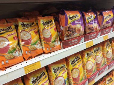 Kuala Lumpur, Malezya - 12 Ocak 2020: Nestum Nestum 'u Nestle ile karıştırın. Çeşitli tat ve lezzetlerle birlikte geliyor. Müşteri için süpermarket rafında görüntülendi.