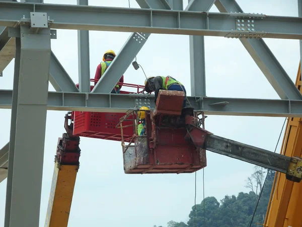 Seremban Malaisie Juin 2017 Travailleurs Construction Debout Dans Godet Grue — Photo