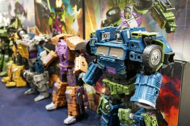 Kuala Lumpur, Malezya - 5 Ekim 2019: Hasbro tarafından geliştirilen çizgi filmden uyarlanmış hayali karakter Transformers oyuncak figürü. Kahraman Autobotlar ve Decepticonlar. Halk için Göster. 