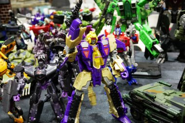 Kuala Lumpur, Malezya - 5 Ekim 2019: Hasbro tarafından geliştirilen çizgi filmden uyarlanmış hayali karakter Transformers oyuncak figürü. Kahraman Autobotlar ve Decepticonlar. Halk için Göster. 