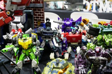 Kuala Lumpur, Malezya - 5 Ekim 2019: Hasbro tarafından geliştirilen çizgi filmden uyarlanmış hayali karakter Transformers oyuncak figürü. Kahraman Autobotlar ve Decepticonlar. Halk için Göster. 