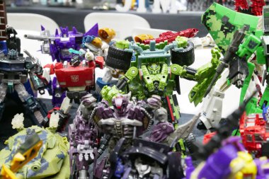 Kuala Lumpur, Malezya - 5 Ekim 2019: Hasbro tarafından geliştirilen çizgi filmden uyarlanmış hayali karakter Transformers oyuncak figürü. Kahraman Autobotlar ve Decepticonlar. Halk için Göster. 