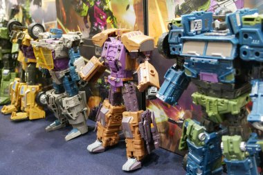 Kuala Lumpur, Malezya - 5 Ekim 2019: Hasbro tarafından geliştirilen çizgi filmden uyarlanmış hayali karakter Transformers oyuncak figürü. Kahraman Autobotlar ve Decepticonlar. Halk için Göster. 