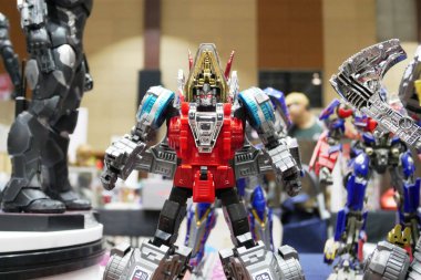 Kuala Lumpur, Malezya - 5 Ekim 2019: Hasbro tarafından geliştirilen çizgi filmden uyarlanmış hayali karakter Transformers oyuncak figürü. Kahraman Autobotlar ve Decepticonlar. Halk için Göster. 