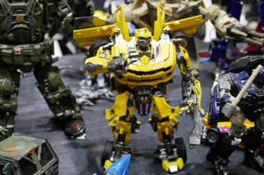 Kuala Lumpur, Malezya - 5 Ekim 2019: Hasbro tarafından geliştirilen çizgi filmden uyarlanmış hayali karakter Transformers oyuncak figürü. Kahraman Autobotlar ve Decepticonlar. Halk için Göster. 