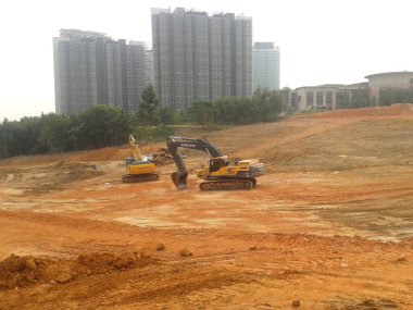 Kuala Lumpur, Malezya - 16 Temmuz 2017: İnşaat alanında toprak ve arazi temizliği yapan ağır makineler. Bina inşaatı gerekli seviyeleri almaya başlamadan önce yapılan çalışmalar. 