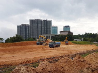 Kuala Lumpur, Malezya - 16 Temmuz 2017: İnşaat alanında toprak ve arazi temizliği yapan ağır makineler. Bina inşaatı gerekli seviyeleri almaya başlamadan önce yapılan çalışmalar. 