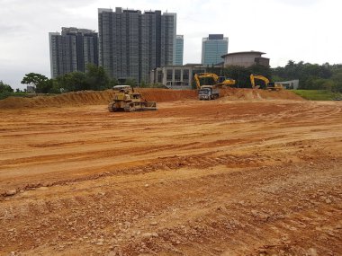 Kuala Lumpur, Malezya - 16 Temmuz 2017: İnşaat alanında toprak ve arazi temizliği yapan ağır makineler. Bina inşaatı gerekli seviyeleri almaya başlamadan önce yapılan çalışmalar. 