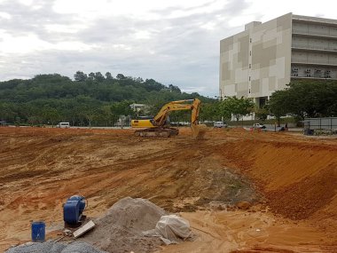Kuala Lumpur, Malezya - 16 Temmuz 2017: İnşaat alanında toprak ve arazi temizliği yapan ağır makineler. Bina inşaatı gerekli seviyeleri almaya başlamadan önce yapılan çalışmalar. 