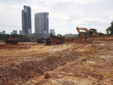 Kuala Lumpur, Malezya - 16 Temmuz 2017: İnşaat alanında toprak ve arazi temizliği yapan ağır makineler. Bina inşaatı gerekli seviyeleri almaya başlamadan önce yapılan çalışmalar. 