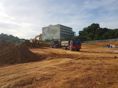 Kuala Lumpur, Malezya - 16 Temmuz 2017: İnşaat alanında toprak ve arazi temizliği yapan ağır makineler. Bina inşaatı gerekli seviyeleri almaya başlamadan önce yapılan çalışmalar. 