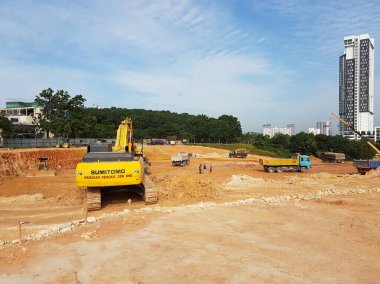 Kuala Lumpur, Malezya - 16 Temmuz 2017: İnşaat alanında toprak ve arazi temizliği yapan ağır makineler. Bina inşaatı gerekli seviyeleri almaya başlamadan önce yapılan çalışmalar. 