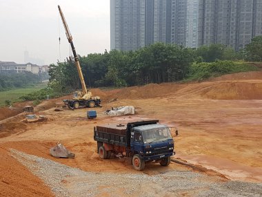 Kuala Lumpur, Malezya - 16 Temmuz 2017: İnşaat alanında toprak ve arazi temizliği yapan ağır makineler. Bina inşaatı gerekli seviyeleri almaya başlamadan önce yapılan çalışmalar. 