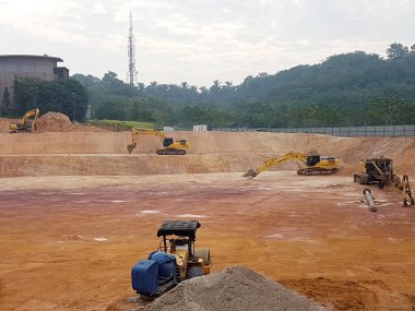 Kuala Lumpur, Malezya - 16 Temmuz 2017: İnşaat alanında toprak ve arazi temizliği yapan ağır makineler. Bina inşaatı gerekli seviyeleri almaya başlamadan önce yapılan çalışmalar. 