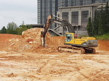 Kuala Lumpur, Malezya - 16 Temmuz 2017: İnşaat alanında toprak ve arazi temizliği yapan ağır makineler. Bina inşaatı gerekli seviyeleri almaya başlamadan önce yapılan çalışmalar. 