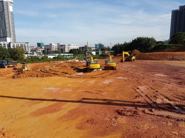 Kuala Lumpur, Malezya - 16 Temmuz 2017: İnşaat alanında toprak ve arazi temizliği yapan ağır makineler. Bina inşaatı gerekli seviyeleri almaya başlamadan önce yapılan çalışmalar. 