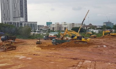 Kuala Lumpur, Malezya - 16 Temmuz 2017: İnşaat alanında toprak ve arazi temizliği yapan ağır makineler. Bina inşaatı gerekli seviyeleri almaya başlamadan önce yapılan çalışmalar. 