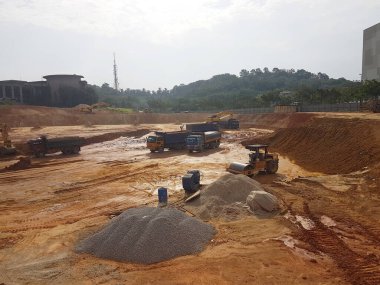 Kuala Lumpur, Malezya - 16 Temmuz 2017: İnşaat alanında toprak ve arazi temizliği yapan ağır makineler. Bina inşaatı gerekli seviyeleri almaya başlamadan önce yapılan çalışmalar. 