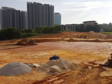 Kuala Lumpur, Malezya - 16 Temmuz 2017: İnşaat alanında toprak ve arazi temizliği yapan ağır makineler. Bina inşaatı gerekli seviyeleri almaya başlamadan önce yapılan çalışmalar. 