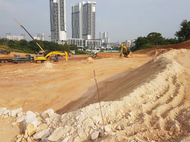 Kuala Lumpur, Malezya - 16 Temmuz 2017: İnşaat alanında toprak ve arazi temizliği yapan ağır makineler. Bina inşaatı gerekli seviyeleri almaya başlamadan önce yapılan çalışmalar. 