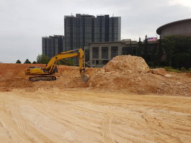 Kuala Lumpur, Malezya - 16 Temmuz 2017: İnşaat alanında toprak ve arazi temizliği yapan ağır makineler. Bina inşaatı gerekli seviyeleri almaya başlamadan önce yapılan çalışmalar. 