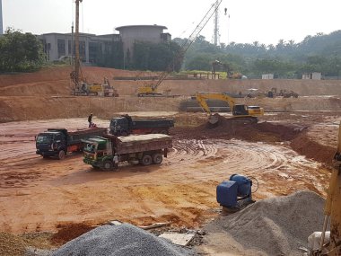 Kuala Lumpur, Malezya - 16 Temmuz 2017: İnşaat alanında toprak ve arazi temizliği yapan ağır makineler. Bina inşaatı gerekli seviyeleri almaya başlamadan önce yapılan çalışmalar. 