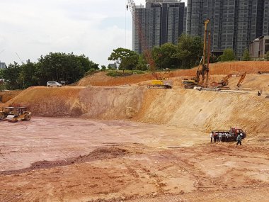 Kuala Lumpur, Malezya - 16 Temmuz 2017: İnşaat alanında toprak ve arazi temizliği yapan ağır makineler. Bina inşaatı gerekli seviyeleri almaya başlamadan önce yapılan çalışmalar. 