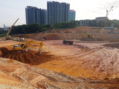 Kuala Lumpur, Malezya - 16 Temmuz 2017: İnşaat alanında toprak ve arazi temizliği yapan ağır makineler. Bina inşaatı gerekli seviyeleri almaya başlamadan önce yapılan çalışmalar. 