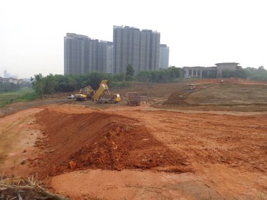 Kuala Lumpur, Malezya - 16 Temmuz 2017: İnşaat alanında toprak ve arazi temizliği yapan ağır makineler. Bina inşaatı gerekli seviyeleri almaya başlamadan önce yapılan çalışmalar. 