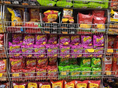 Kuala Lumpur, Malezya - 20 Eylül 2019: Paketlenmiş çeşitli abur cuburlar ve abur cuburlar süpermarkette satışa sunulmak üzere seçici odaklı.  