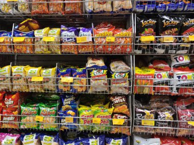 Kuala Lumpur, Malezya - 20 Eylül 2019: Paketlenmiş çeşitli abur cuburlar ve abur cuburlar süpermarkette satışa sunulmak üzere seçici odaklı.  