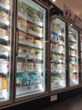 Kuala Lumpur, Malezya - 16 Temmuz 2019: Süpermarketteki büyük soğutucunun içindeki rafta dondurulmuş yiyecekler sergileniyor. Müşterinin seçmesini kolaylaştırmak için marka tarafından görüntülendi ve düzenlendi. 