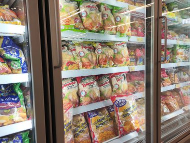 Kuala Lumpur, Malezya - 16 Temmuz 2019: Süpermarketteki büyük soğutucunun içindeki rafta dondurulmuş yiyecekler sergileniyor. Müşterinin seçmesini kolaylaştırmak için marka tarafından görüntülendi ve düzenlendi. 