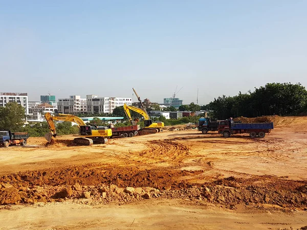 马来西亚吉隆坡 2017年7月16日 重型机械在建筑工地进行土方和场地清理 建筑工程开始达到所需水平前已进行的工程 — 图库照片
