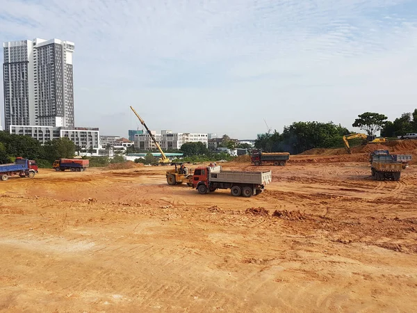 马来西亚吉隆坡 2017年7月16日 重型机械在建筑工地进行土方和场地清理 建筑工程开始达到所需水平前已进行的工程 — 图库照片