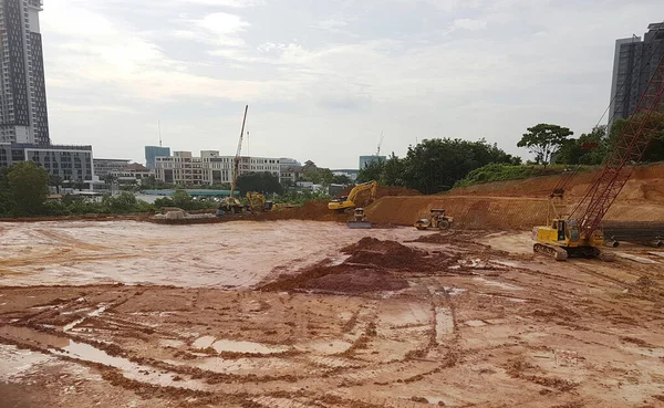Kuala Lumpur, Malezya - 16 Temmuz 2017: İnşaat alanında toprak ve arazi temizliği yapan ağır makineler. Bina inşaatı gerekli seviyeleri almaya başlamadan önce yapılan çalışmalar. 