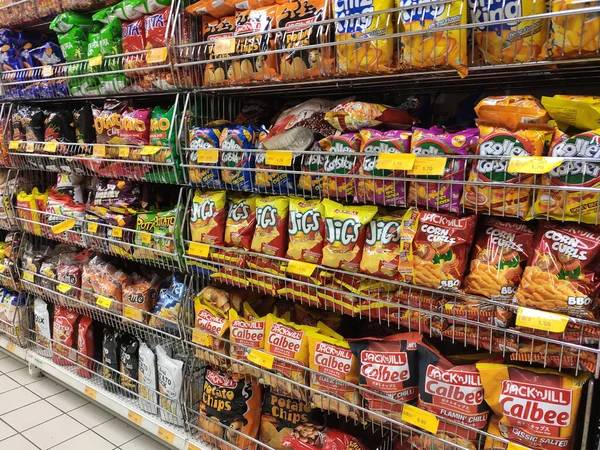 クアラルンプール マレーシア 2019年9月20日 スーパーマーケットでの販売のためのラックやディスプレイ上の様々なジャンクフード スナックパックの選択的焦点 — ストック写真