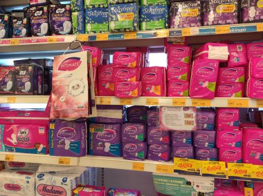 Kuala Lumpur, Malezya -23 Eylül 2019: Süpermarketin içindeki rafta satılığa çıkarılan kadın hijyenik peçetesinin veya hijyenik pedinin seçici odak noktası. Hijyenik havlu olarak da bilinir..