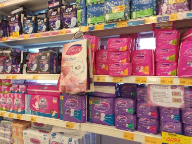 Kuala Lumpur, Malezya -23 Eylül 2019: Süpermarketin içindeki rafta satılığa çıkarılan kadın hijyenik peçetesinin veya hijyenik pedinin seçici odak noktası. Hijyenik havlu olarak da bilinir..