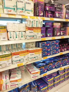 Kuala Lumpur, Malezya -23 Eylül 2019: Süpermarketin içindeki rafta satılığa çıkarılan kadın hijyenik peçetesinin veya hijyenik pedinin seçici odak noktası. Hijyenik havlu olarak da bilinir..