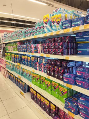 Kuala Lumpur, Malezya -23 Eylül 2019: Süpermarketin içindeki rafta satılığa çıkarılan kadın hijyenik peçetesinin veya hijyenik pedinin seçici odak noktası. Hijyenik havlu olarak da bilinir..