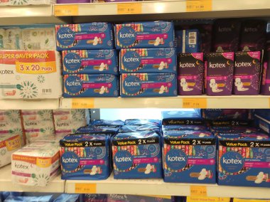 Kuala Lumpur, Malezya -23 Eylül 2019: Süpermarketin içindeki rafta satılığa çıkarılan kadın hijyenik peçetesinin veya hijyenik pedinin seçici odak noktası. Hijyenik havlu olarak da bilinir..
